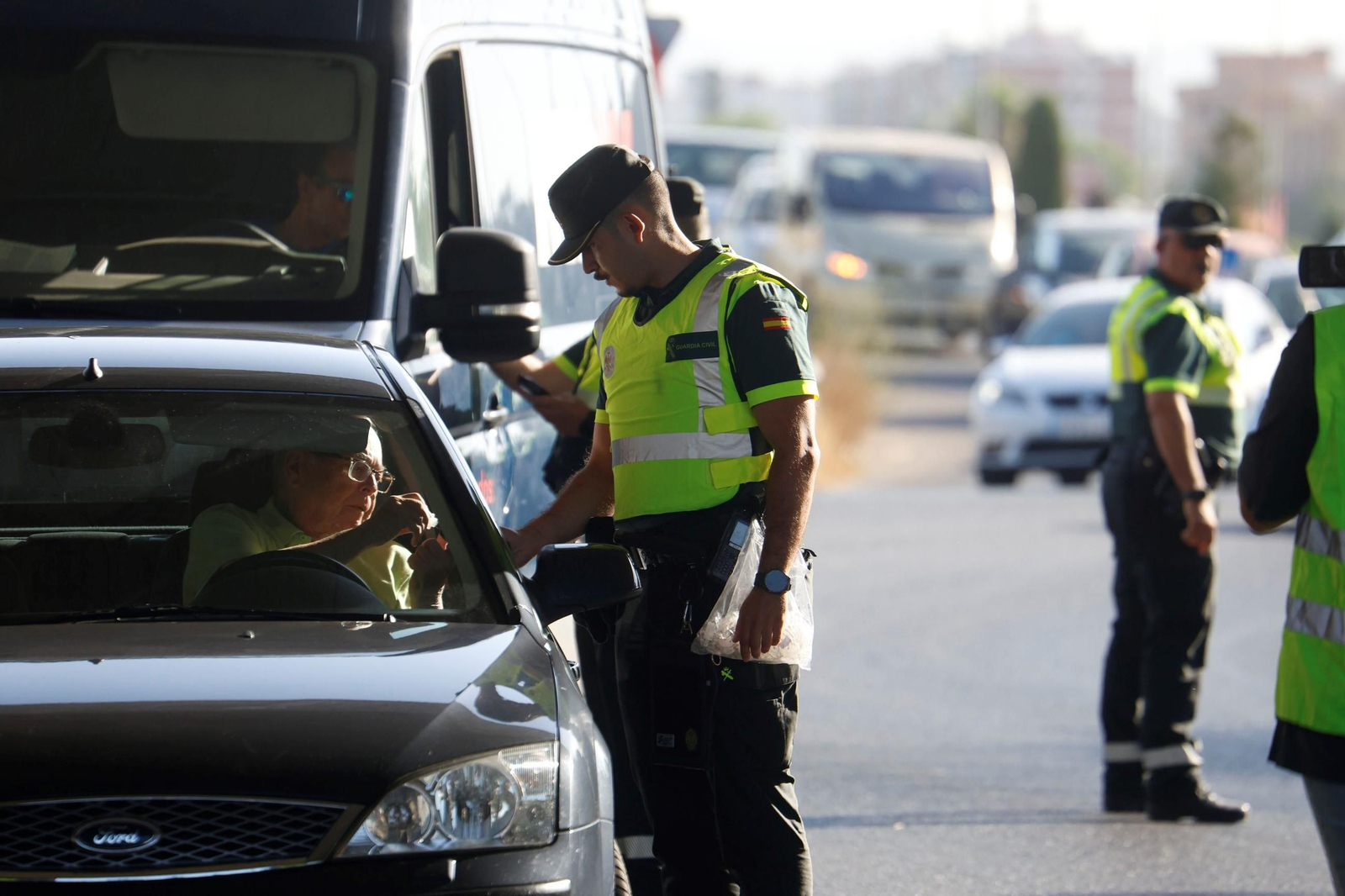 En imágenes, la campaña "No corras, no bebas, no cambies de rueda", de la Guardia Civil, DGT y Aspaym Córdoba.