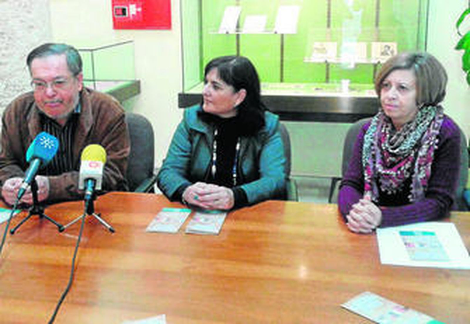 La delegada de Cultura, Isabel Arévalo con el historiador almeriense Antonio Sevillano.