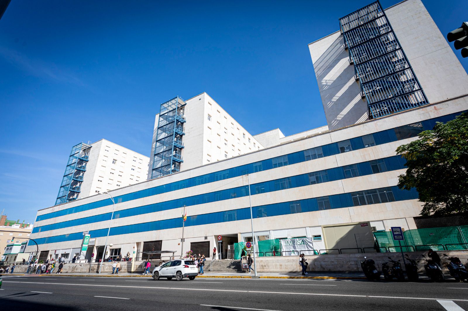 Fachada principal del Hospital Puerta del Mar.