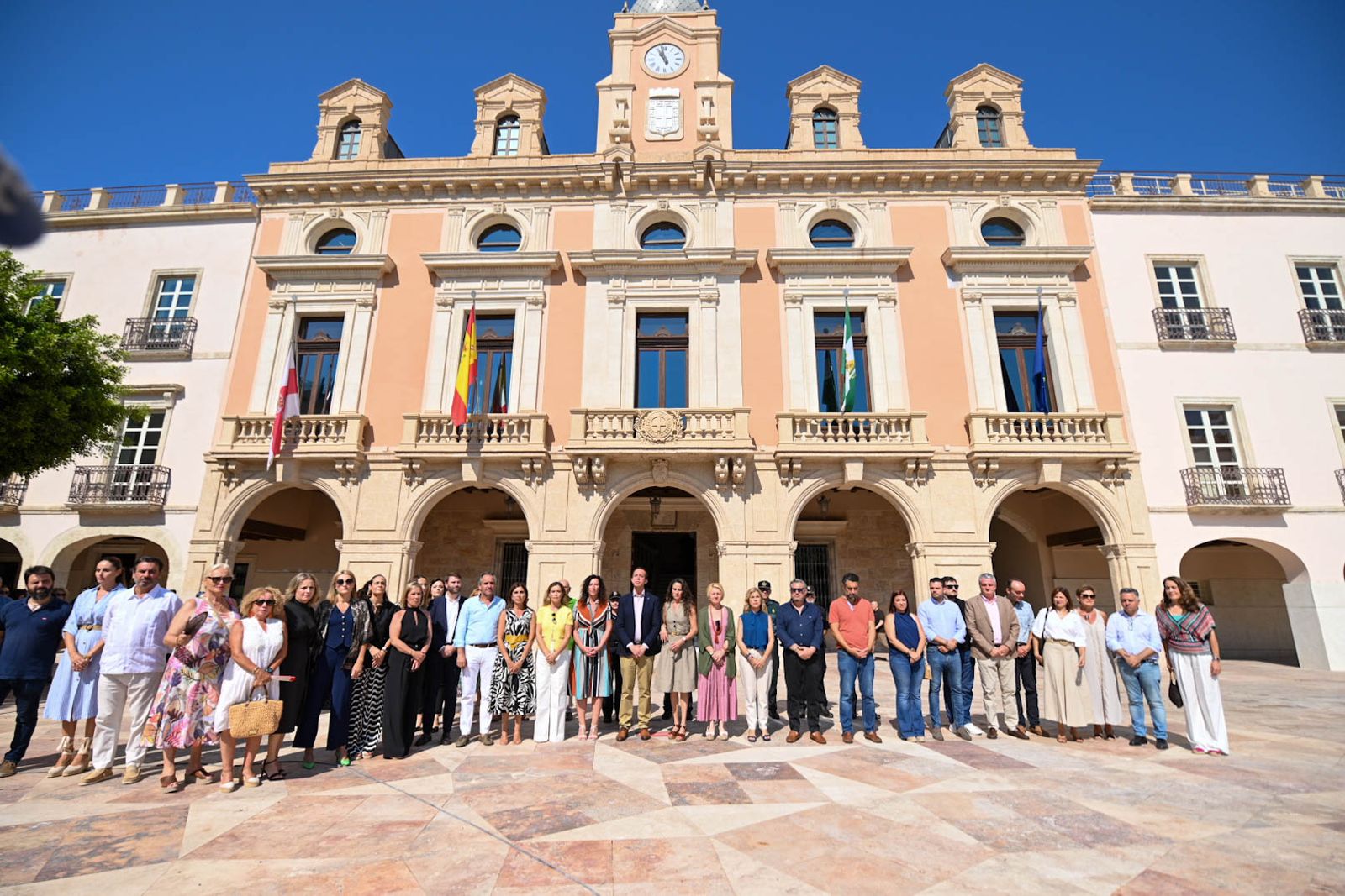 Minuto de silencio en la Plaza Vieja de Almería capital.