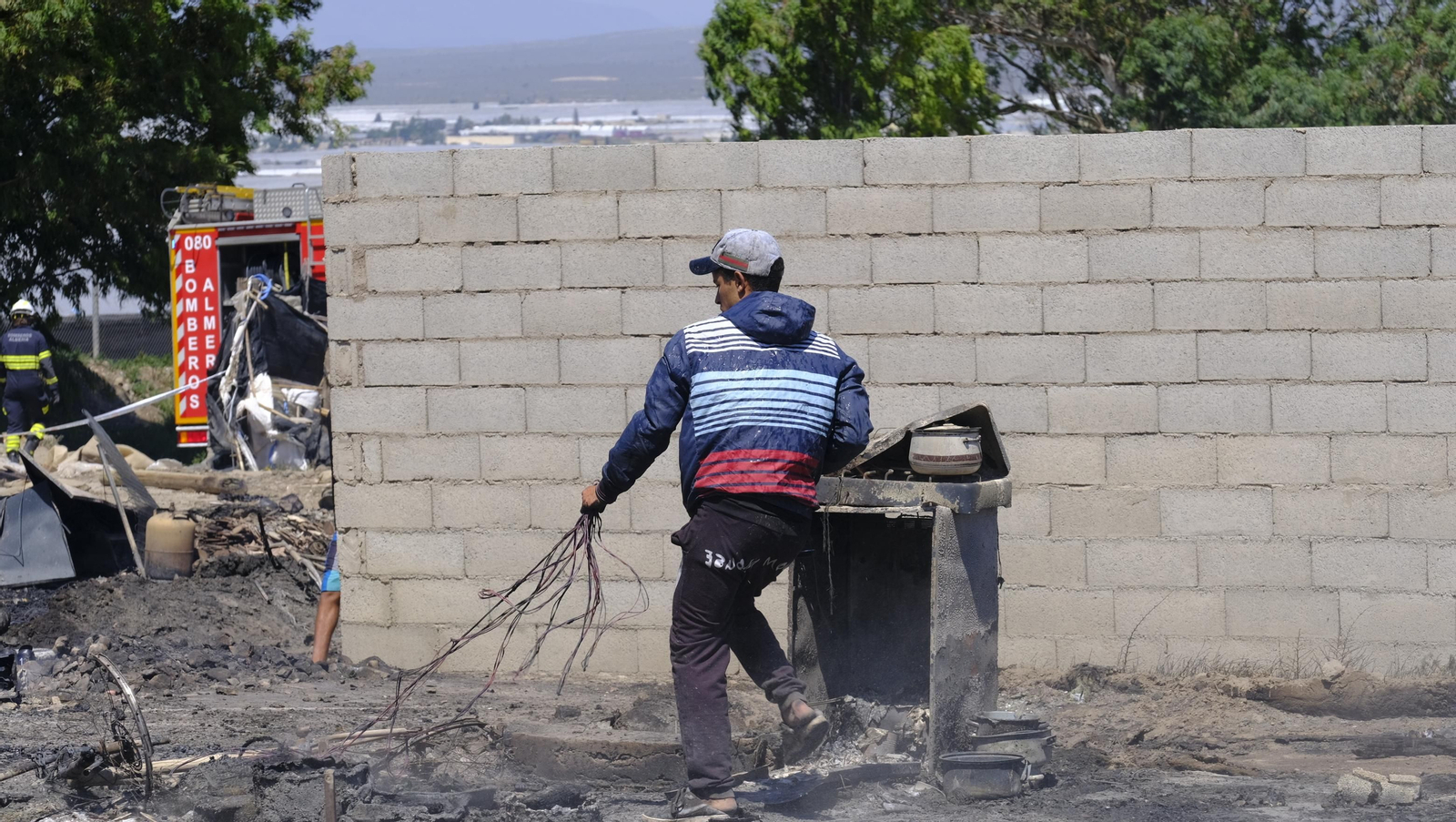 Fotogalería incendio asentamiento de chabolas en Atochares-Níjar (Almería)