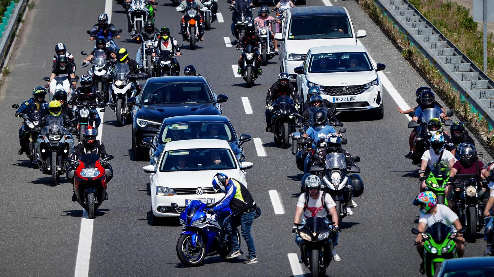 Muchas moteros acuden al Circuito Ángel Nieto de Jerez