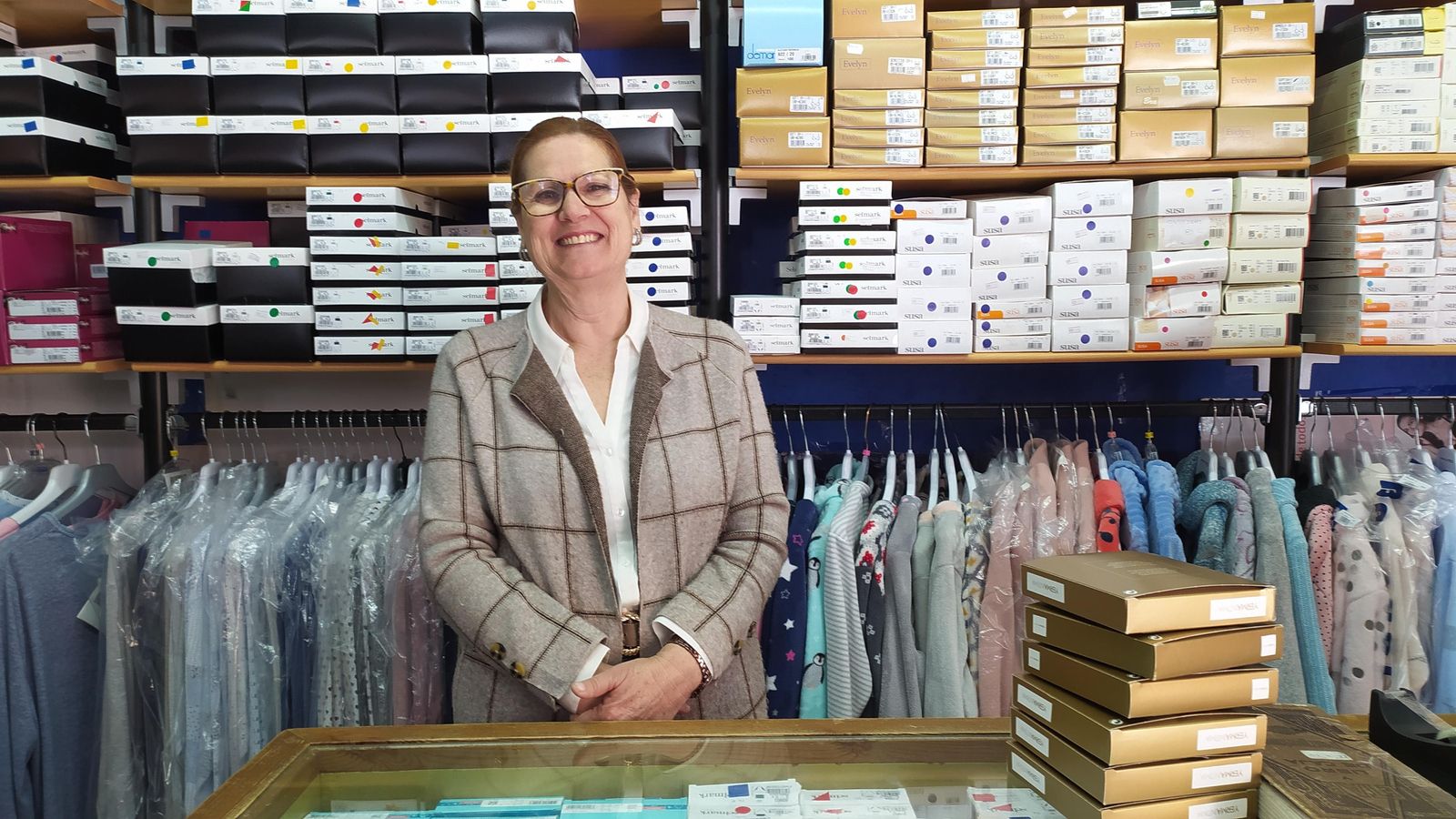 La comerciante Pilar Rodríguez Torrejón, en la corsetería Zady, que ahora se dispone a cumplir 50 años.