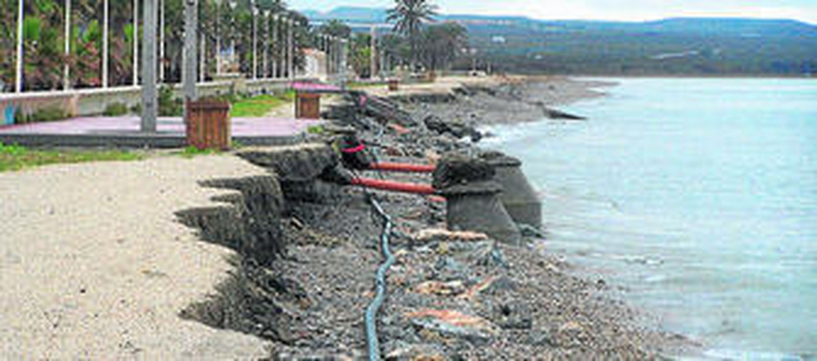 La devastada playa de Costacabana.