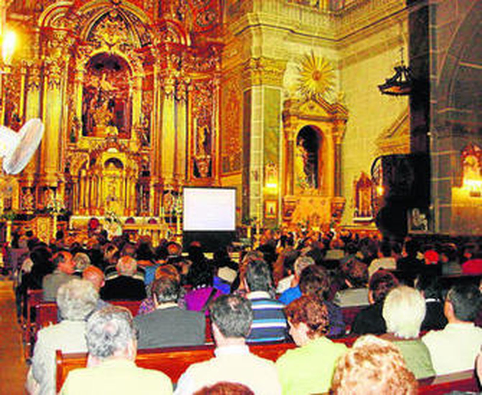 Los vecinos de Huércal-Overa llenaron la Iglesia Parroquial en la presentación del libro.