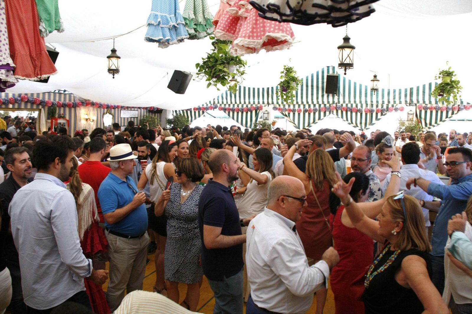 Interior de 'La Cayetana', una de las casetas más populares.