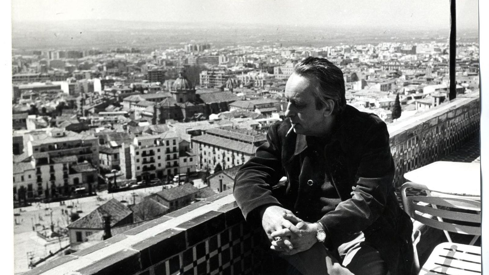Althusser, en la terraza del Alhambra Palace durante su visita a Granada.