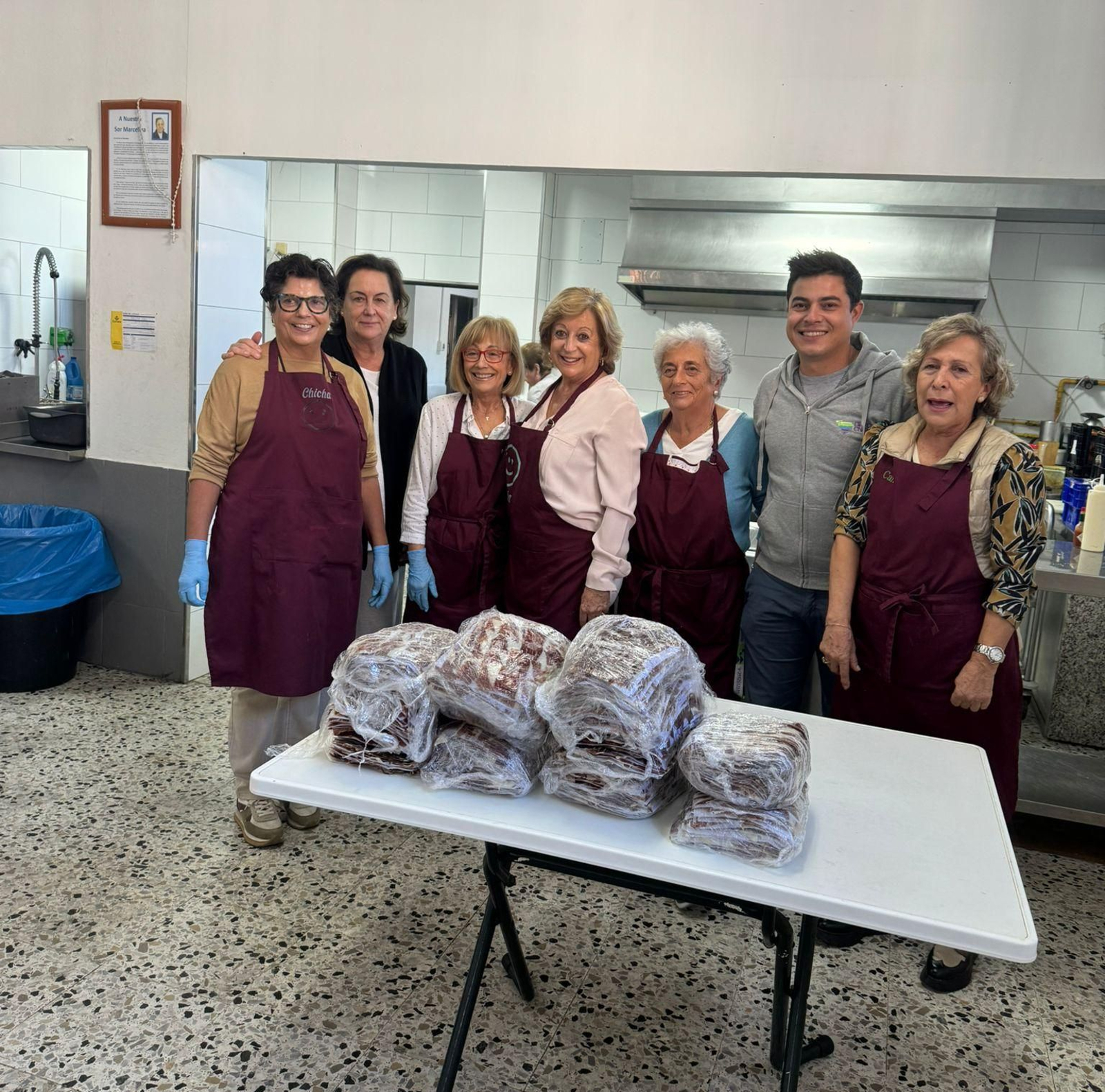 Entrega del jamón del récord Guinness al comedor social Virgen de la Cinta.
