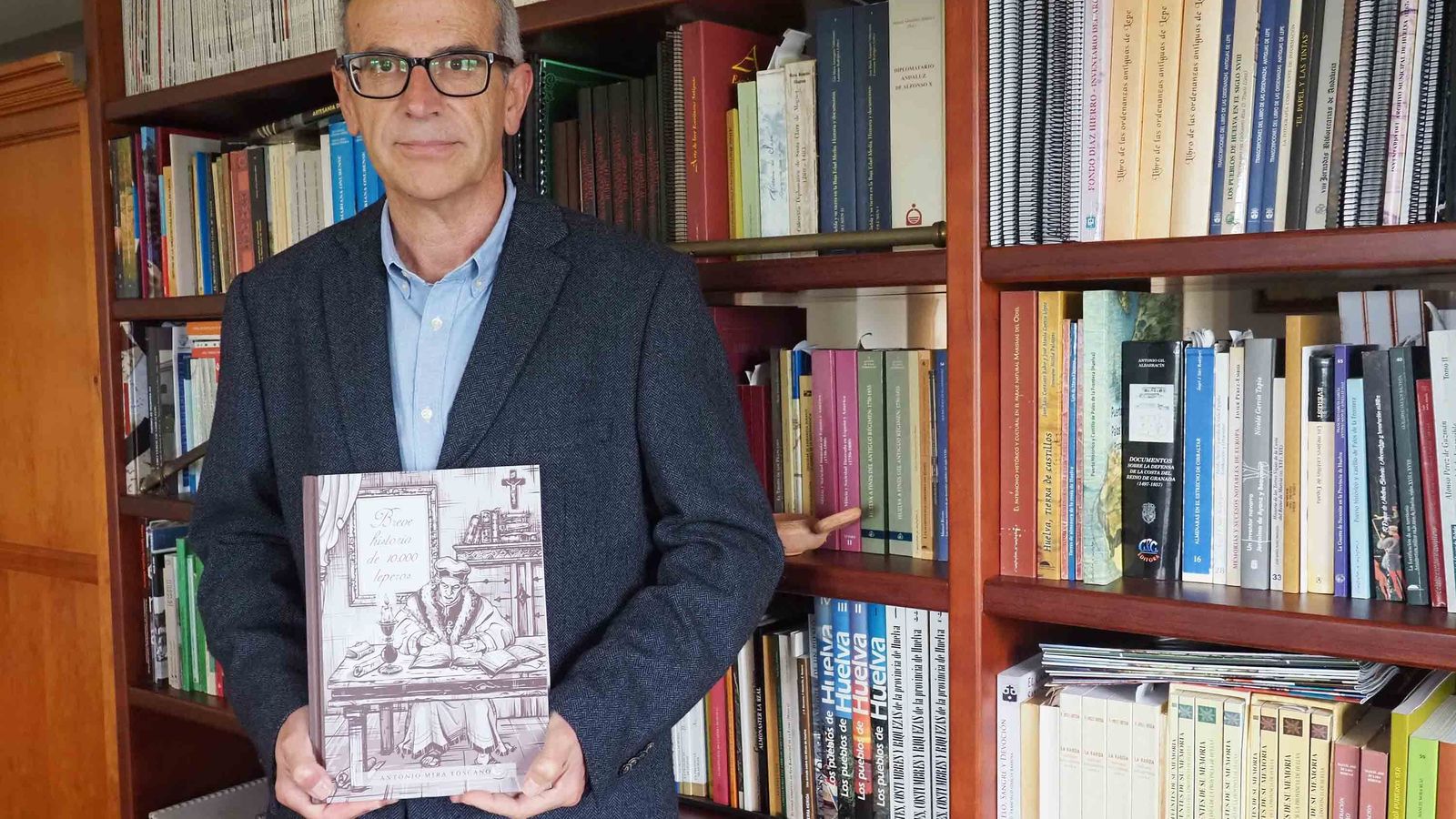El historiador, posando con su nuevo libro, 'Breve historia de los 10.000 leperos'.