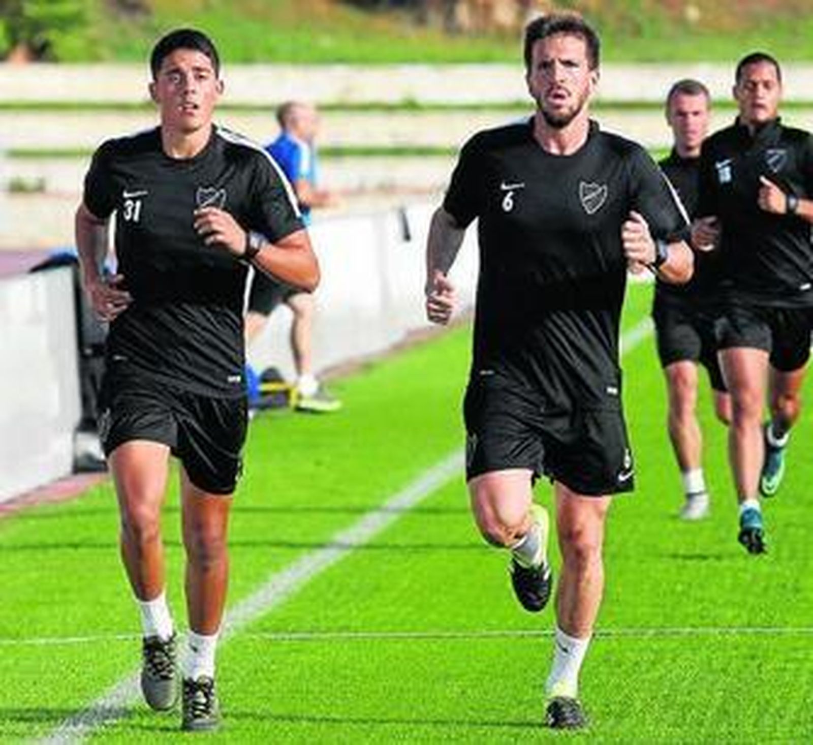 Fornals y Camacho, con Rosales de fondo, en un entrenamiento.