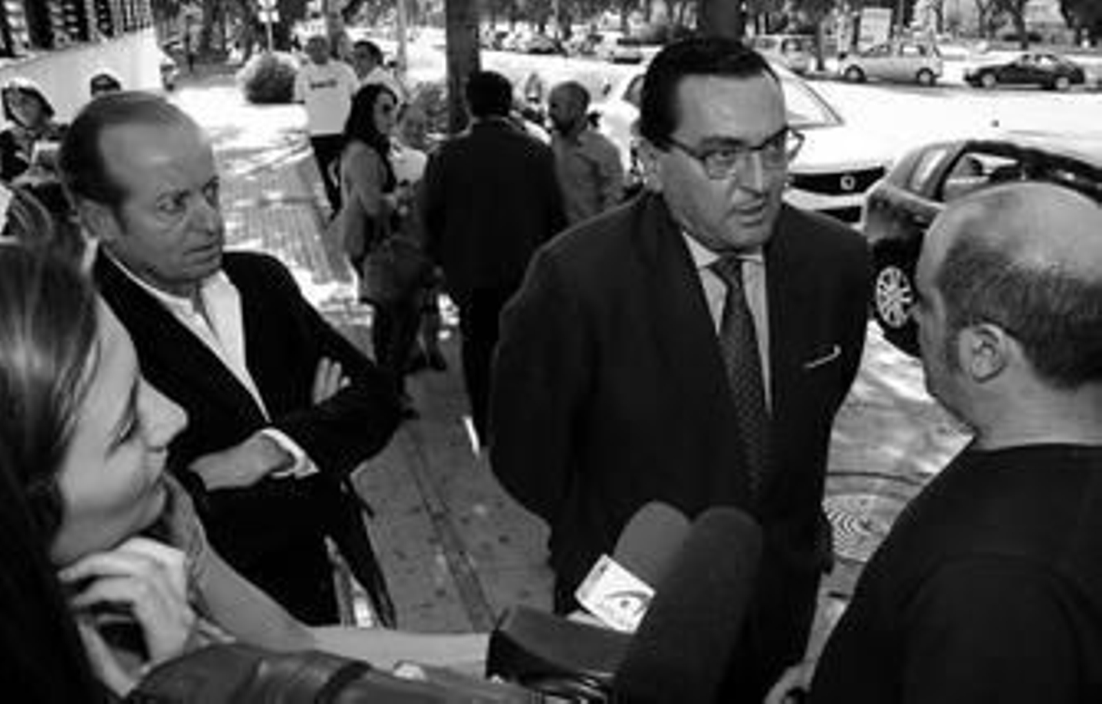 El letrado González Gamero, que contó con el apoyo de Marcos Camacho, responde a los periodistas en Tomás García Figueras.