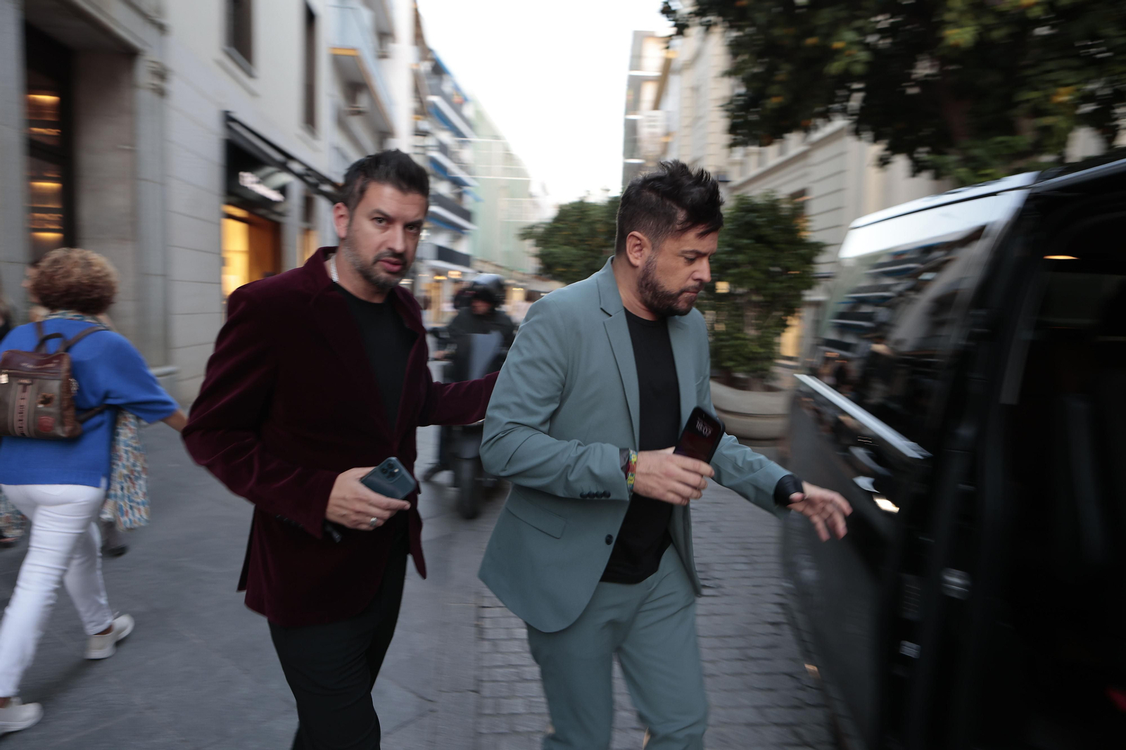 Grammys Latinos en Sevilla, la espera en la puerta de los hoteles