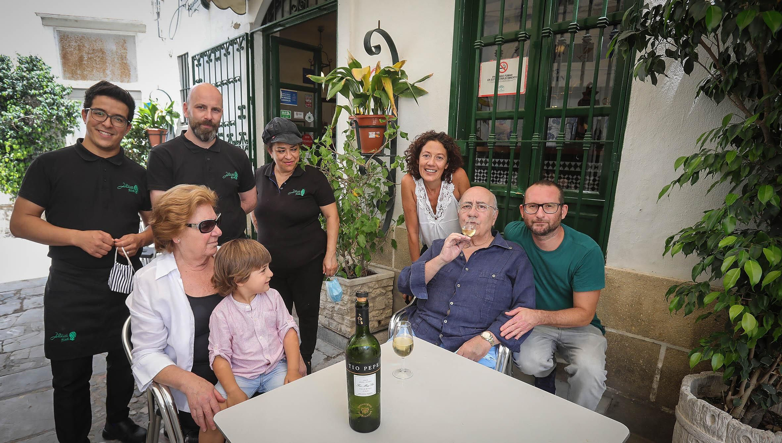 Fauestino Rodríguez, con familiares y parte del personal ayer tras la reapertura del Bar Juanito.