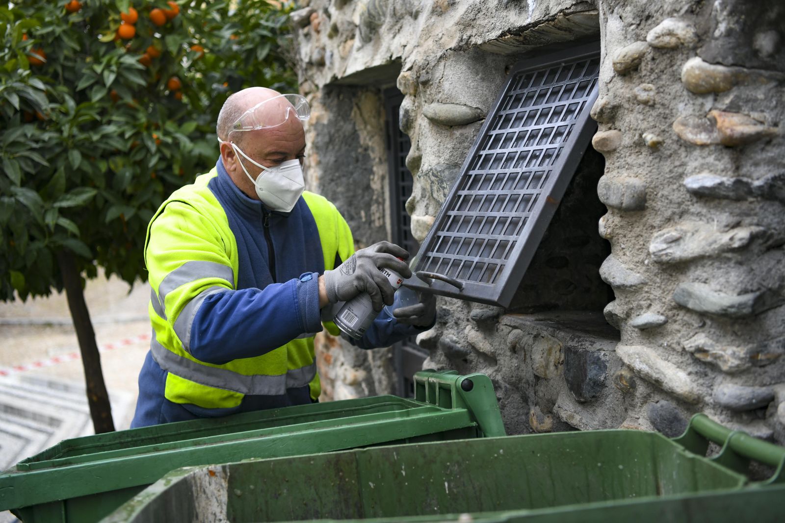 Fotos: acción contra el vandalismo y la suciedad en el Albaicín