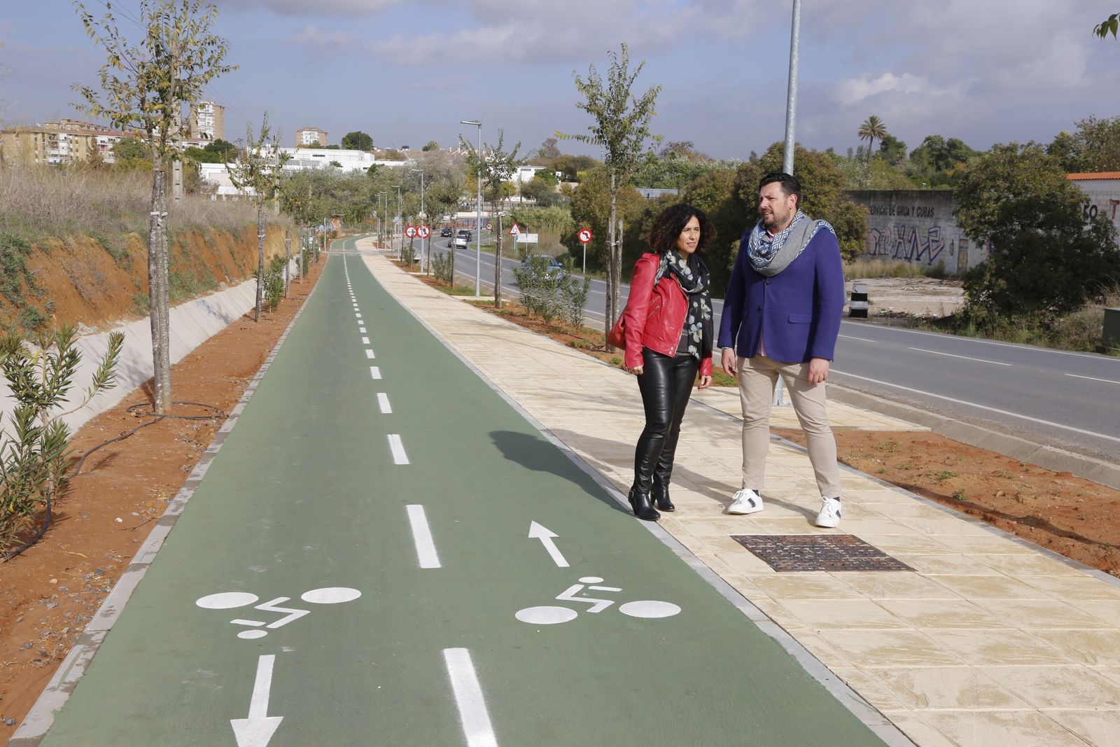 Otilia Padial, delegada de Ordenación del Territorio, y Sergio Toro, delegado de Sostenibilidad, durante la visita de puesta en servicio de la ciclosenda.