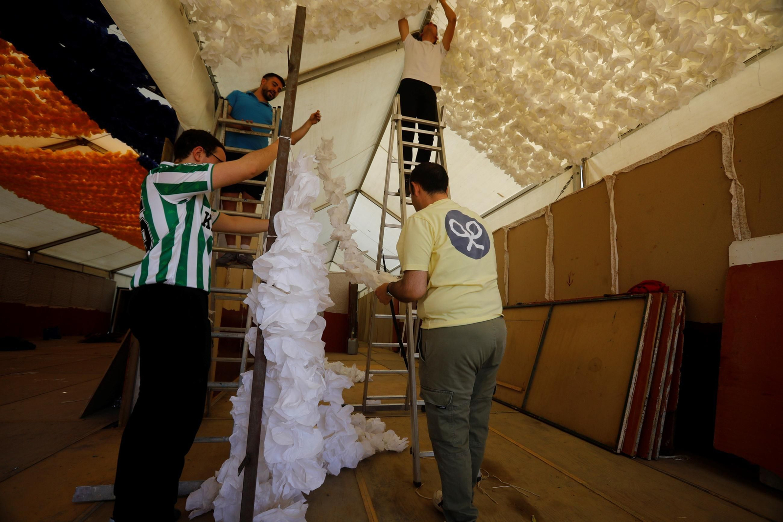 Los preparativos de las casetas de la Feria de Córdoba, en imágenes