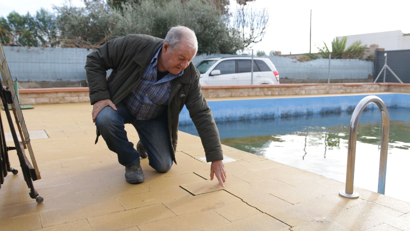 Manuel muestra las enormes grietas junto a su piscina, también hay en su interior.