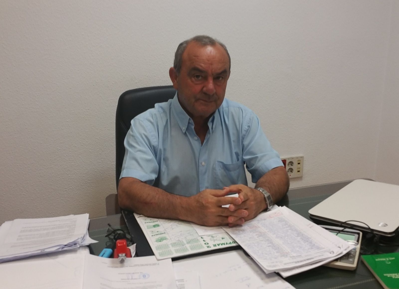 El concejal de Hacienda de Roquetas de Mar, Pedro Antonio López, en su despacho.