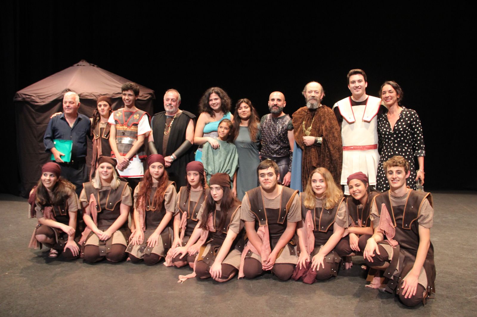 Una imagen de  los integrantes del grupo de teatro Balbo, que inicia su gira de primavera.