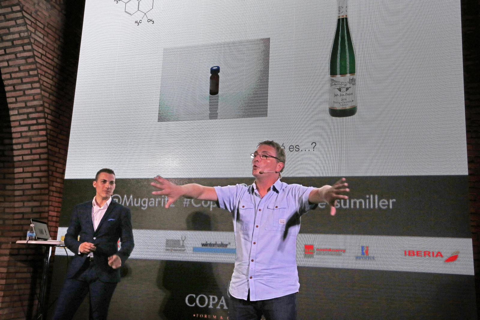 Andoni Luis Aduriz y Guillermo Cruz, chef y sumiller de Mugaritz, ayer durante su impactante presentación en la bodega San Ginés.