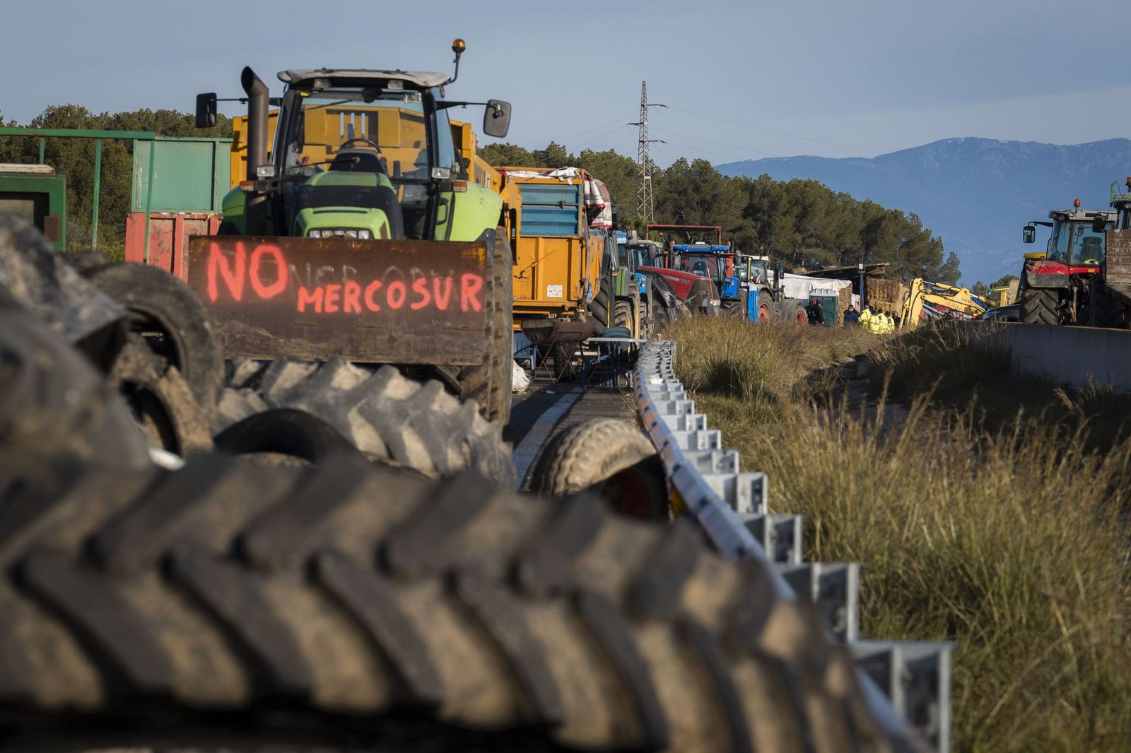 Tractores cortan la AP-7 en Cataluña para protestar por el acuerdo.