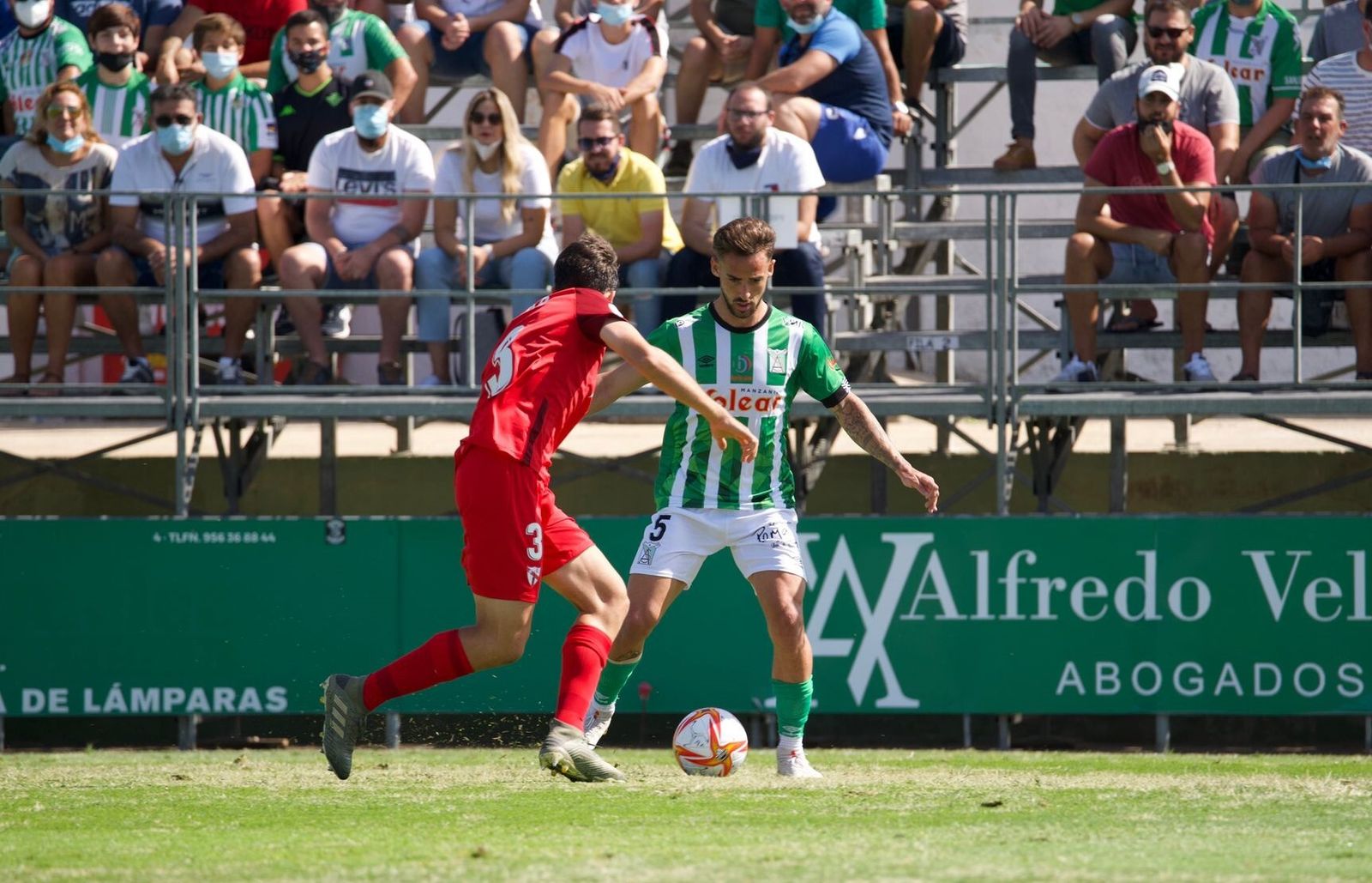 Javi Navarro, el mejor jugador del partido, encara a Aspar.
