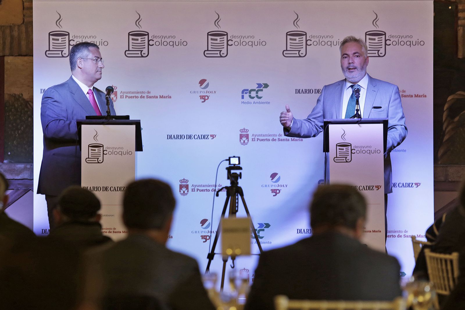 El presentador del acto, el periodista Francisco Lambea, a la izquierda, junto al conferenciante Francisco Cifuentes, durante el desayuno coloquio celebrado ayer.