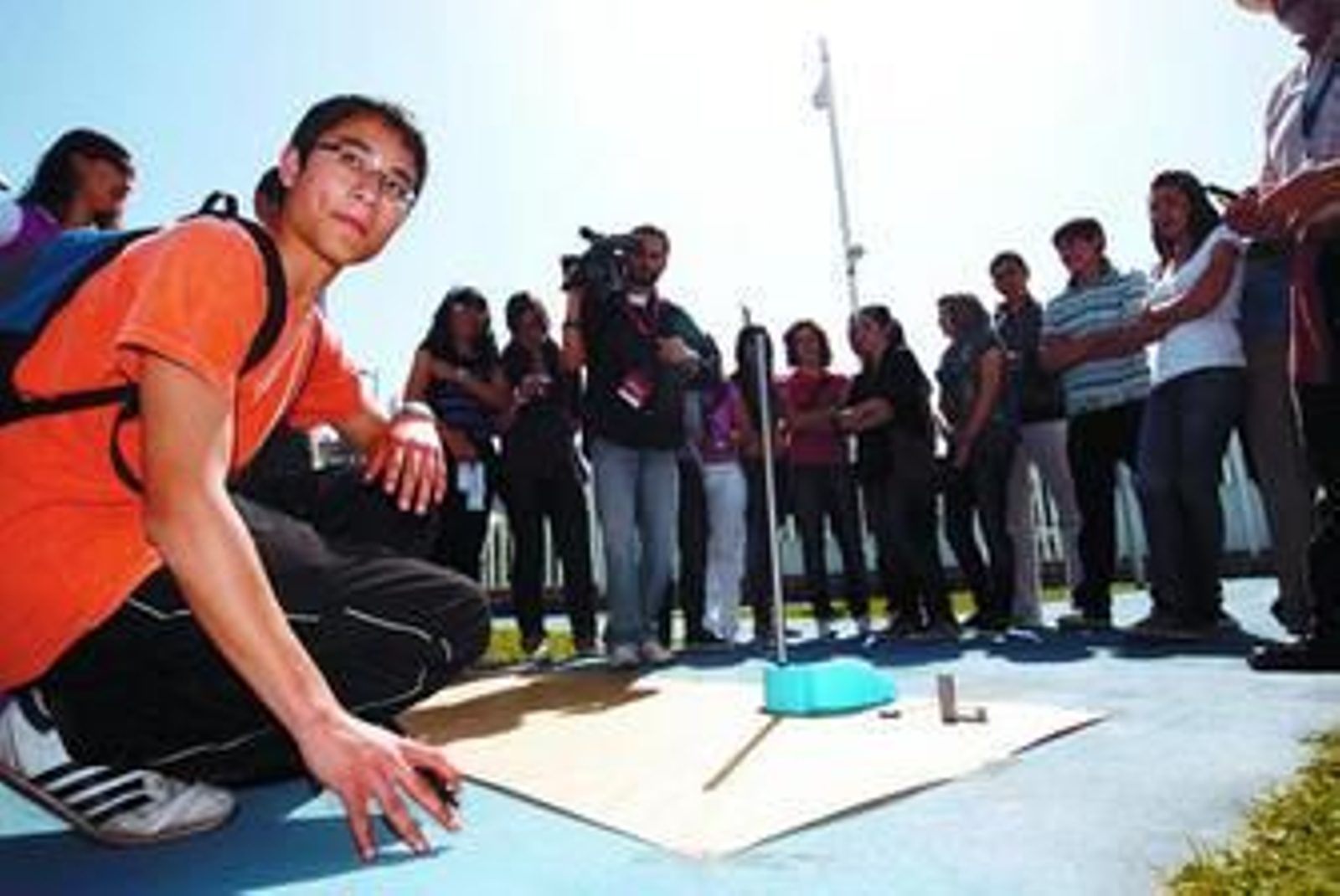 Chiangmai, uno de los estudiantes que ayer hizo el experimento en el Parque de las Ciencias, sobre un papel, con un recogedor, una brújula y un nivel.