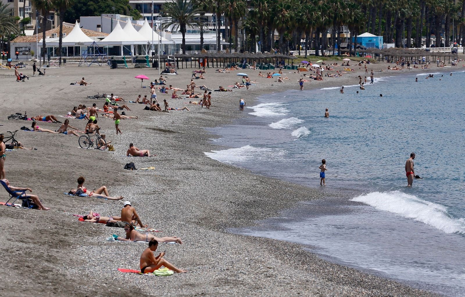 Los bañistas estrenan en las playas la fase 2
