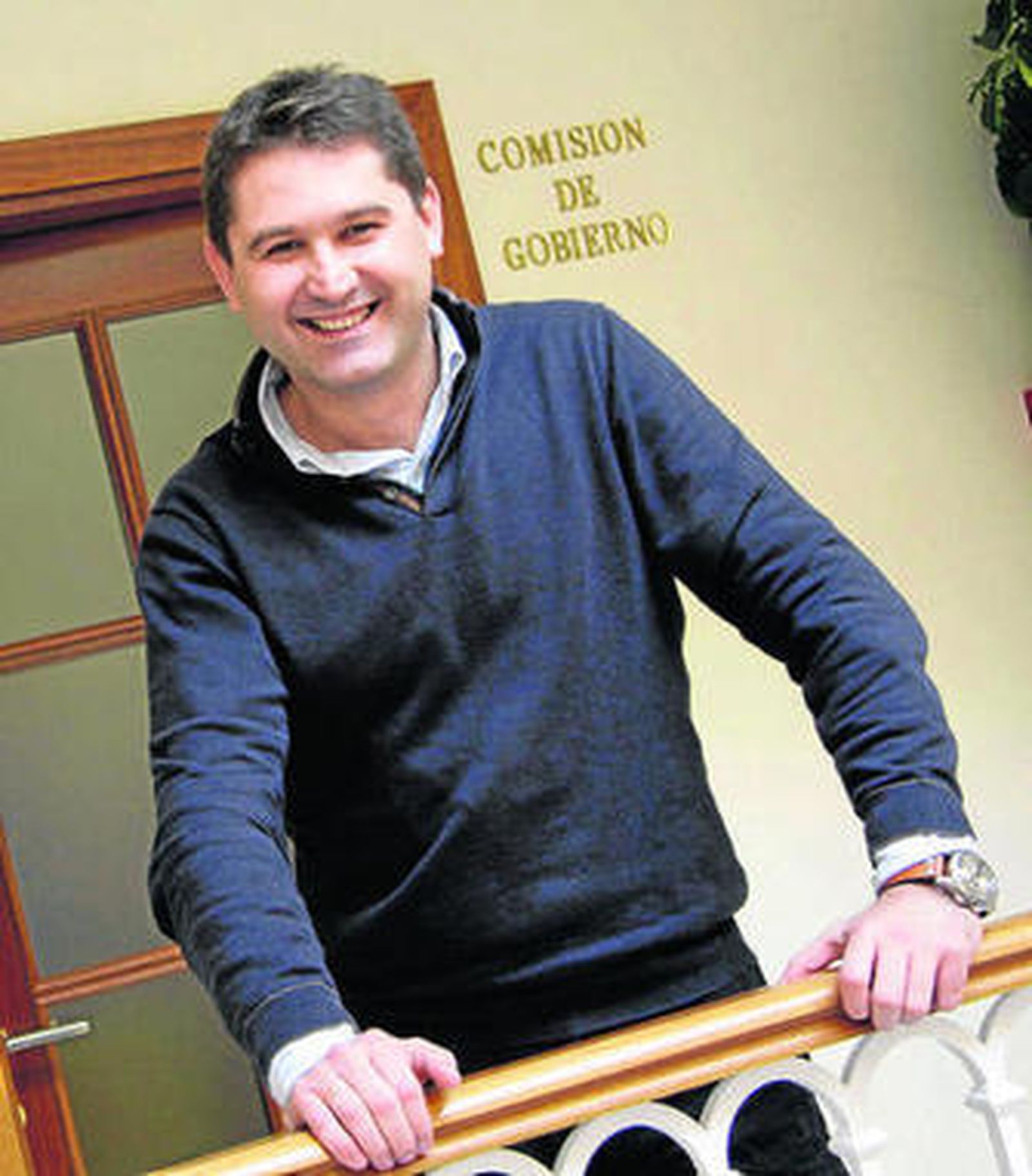 El nuevo alcalde en las dependencias municipales.