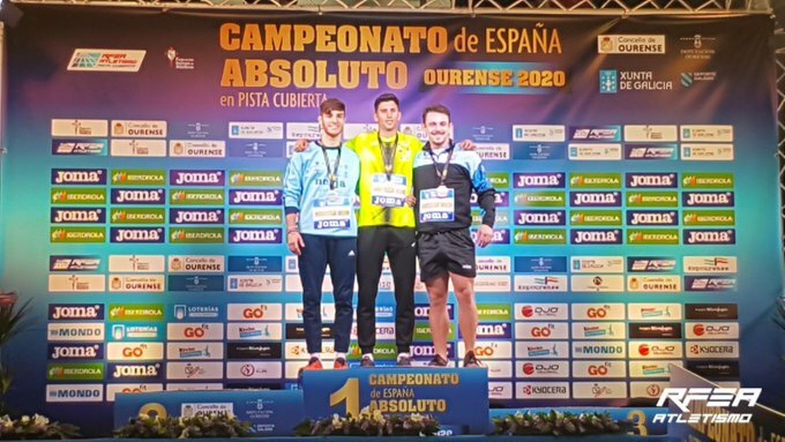 A la derecha, Javier Troyano en el podio.