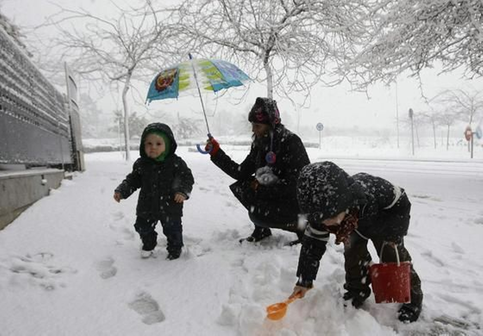 Una intensa nevada cubre Barcelona y a casi toda Cataluña. /EFE · AFP Photo · Reuters