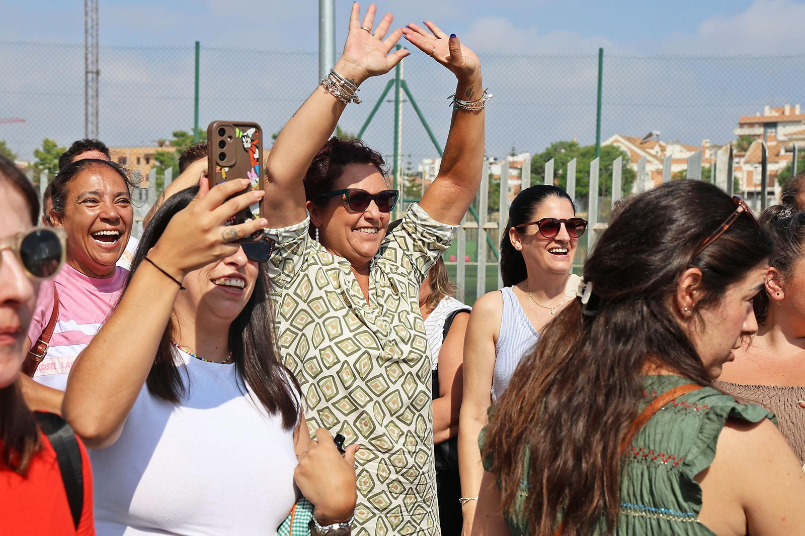 Imágenes del recibimiento a los  niños procedentes de los campamentos saharauis que pasarán sus vacaciones en Huelva