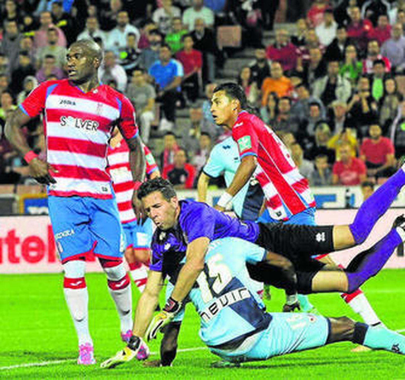 Toño cae sobre Abdoulaye ante Babin y Murillo en un córner.