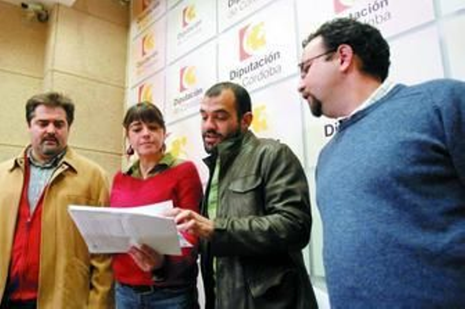 Vicente Tapia, Elena Cortés, José Manuel Mariscal y Antonio Pérez contemplan el informe realizado por el Instituto de Hacienda Local.