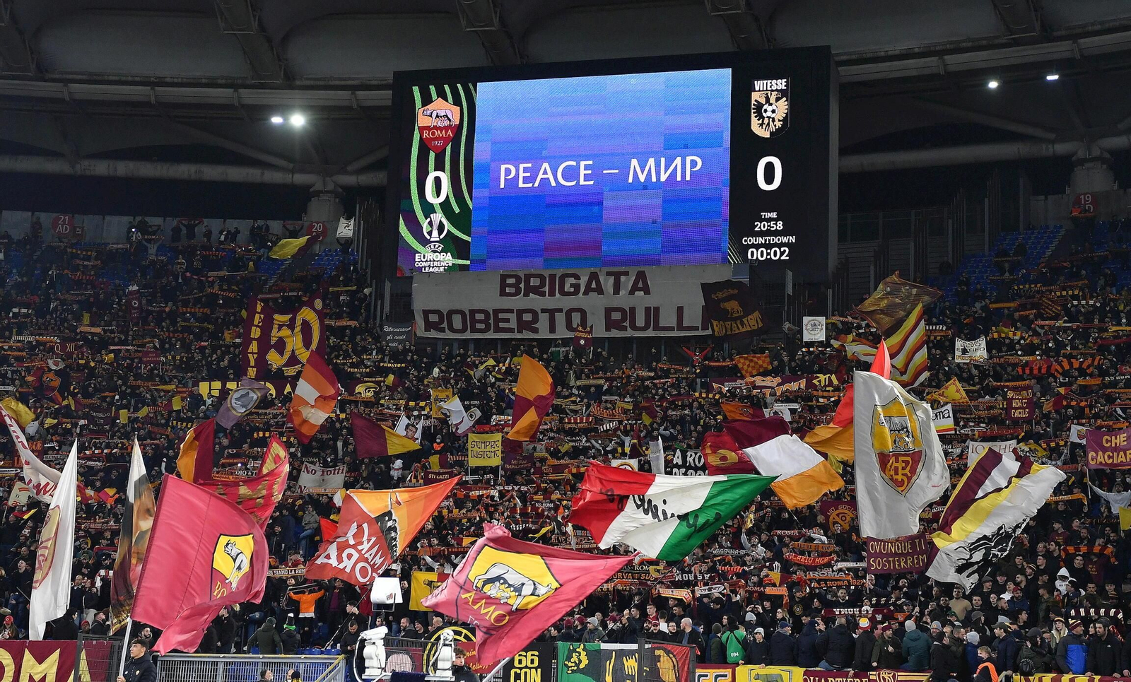 La Curva Sur del estadio Olímpico de Roma con aficionados romanistas.