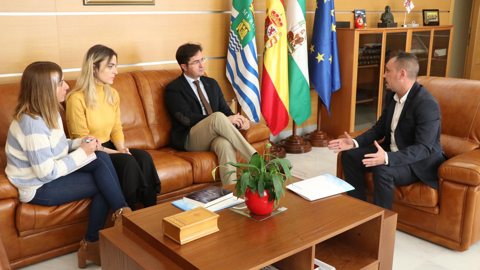 Un momento del encuentro con los representantes de Letrame