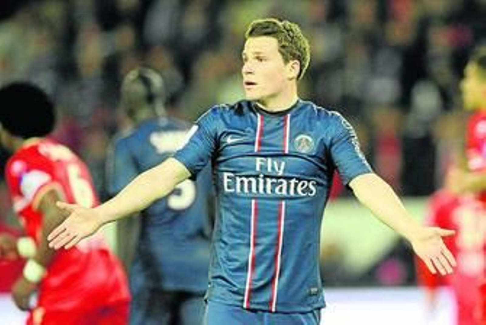 Gameiro gesticula durante un partido con el PSG.