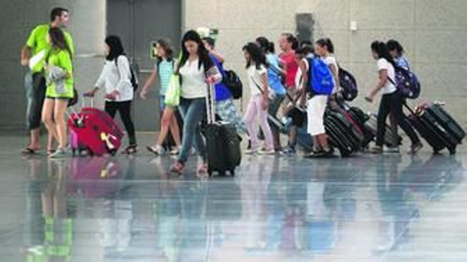 Viajeros llegan al aeropuerto de Málaga.