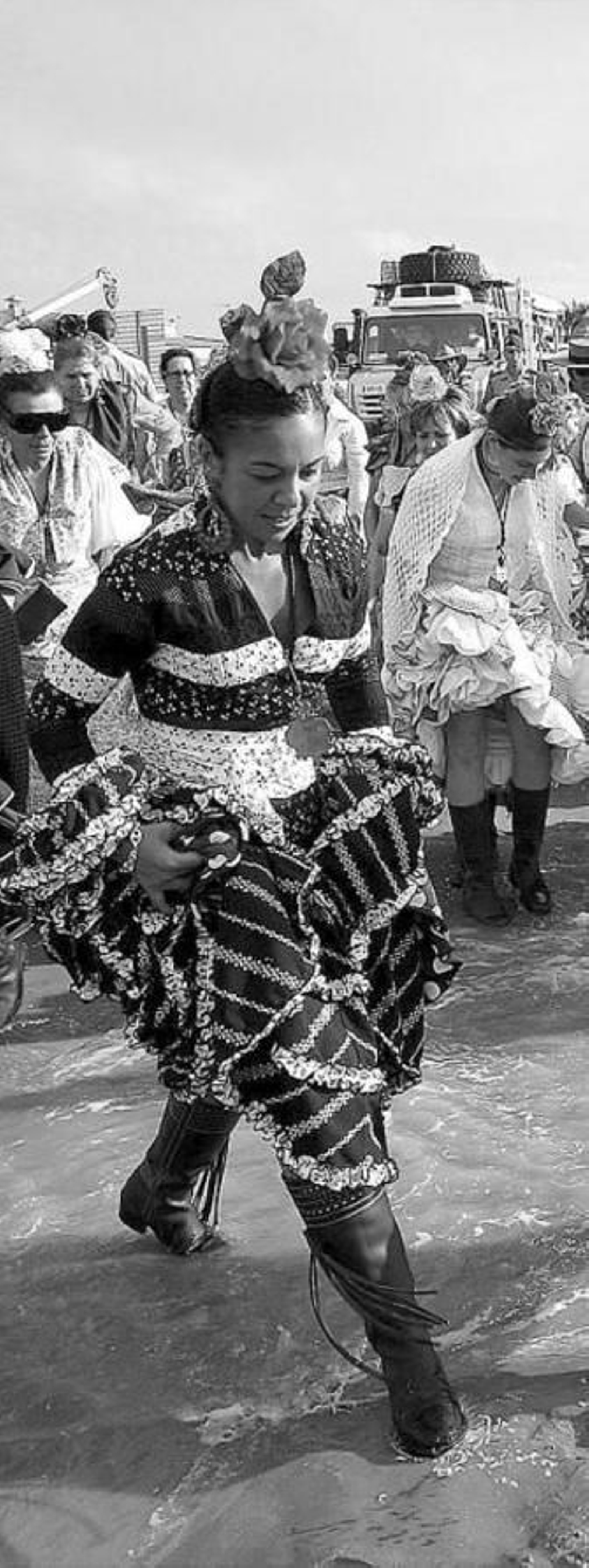 Una joven baja a la orilla seguida de sus compañeras.