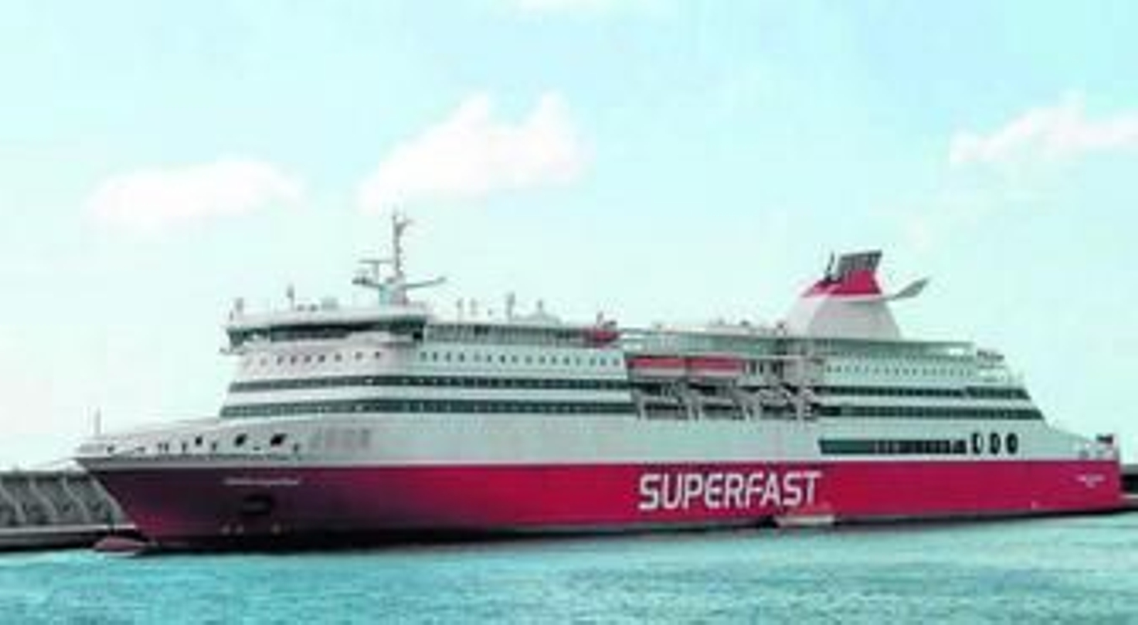 El 'Bimini SuperFast' atracado en el muelle de Levante durante su reforma.