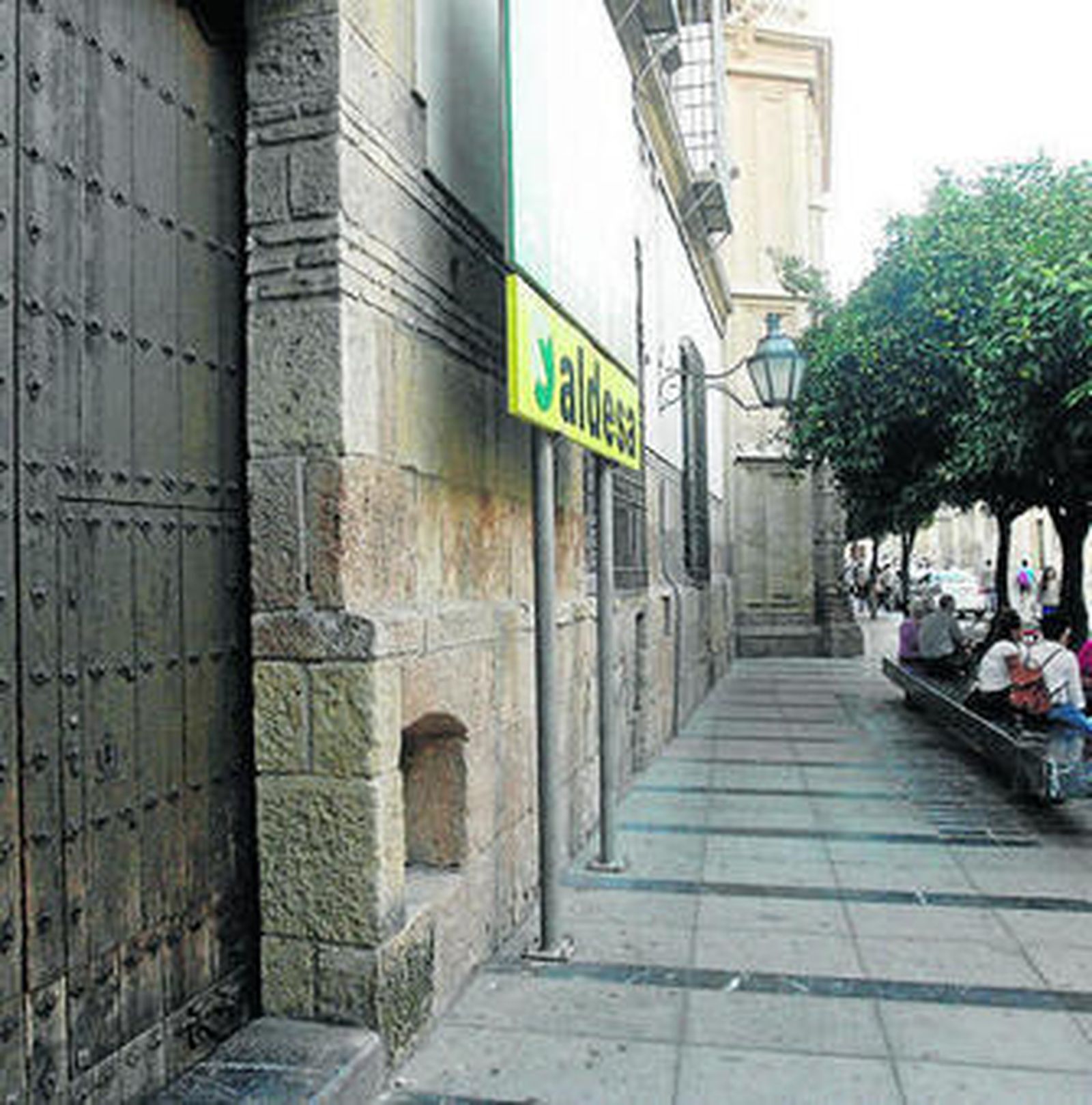 Detalle de la fachada del Palacio de Congresos con las puertas cerradas.