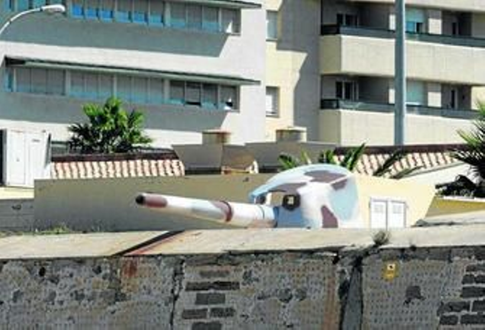 Uno de los cañones que hay en la muralla de la residencia militar de Cortadura, en una imagen de archivo.