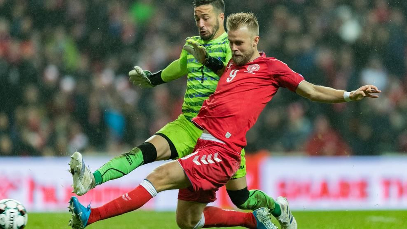 Christian Gytkaer en el momento de superar a Chino Goldwin y anotar el 2-0