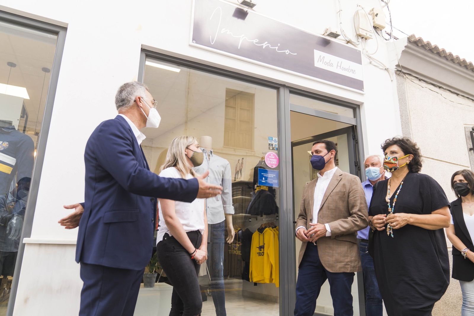 El presidente de la Diputación, Javier A. García, y la diputada Carmen Navarro en una visita a una empresa de Olula del Río