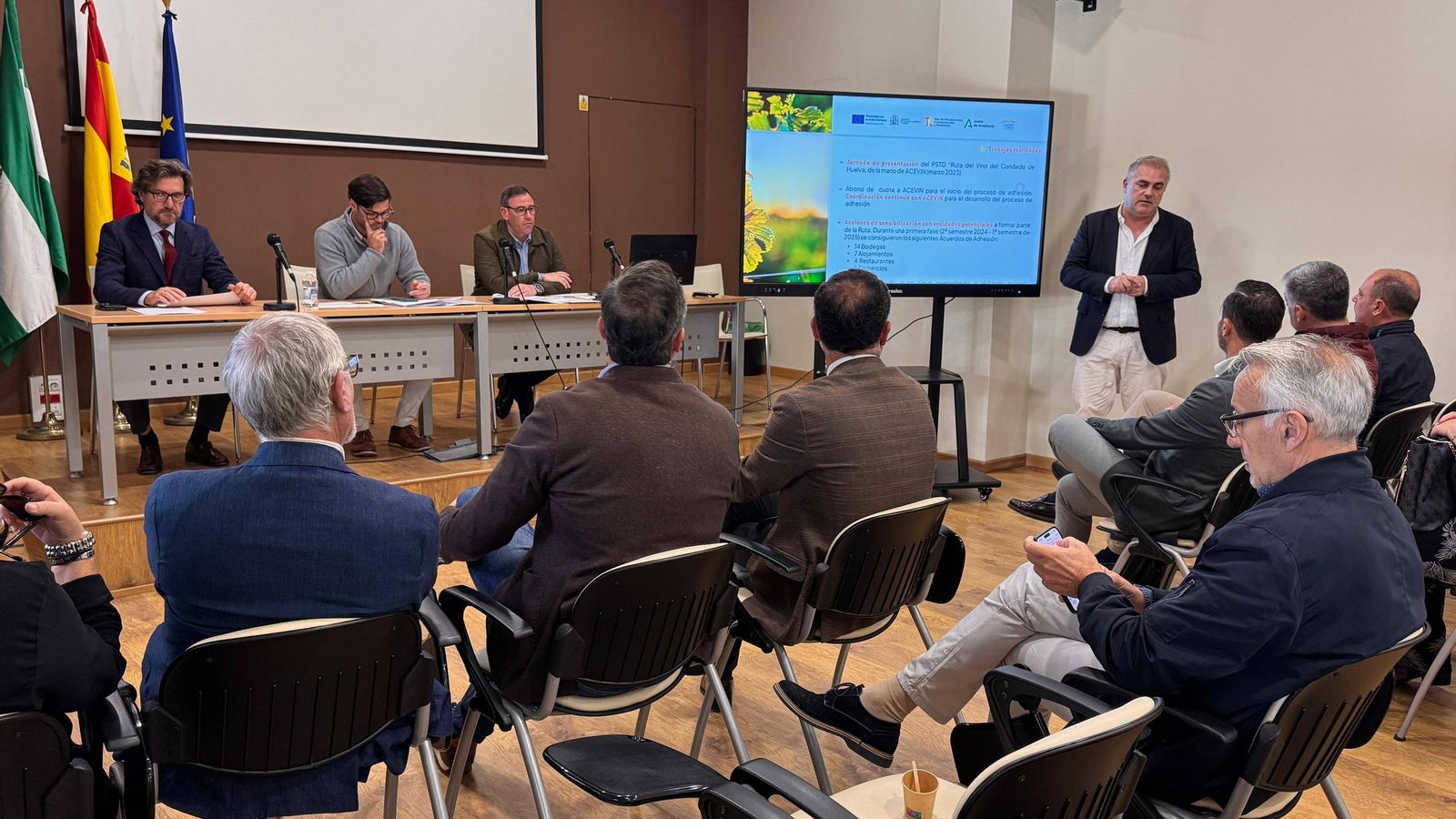 Momento de constitución de la Asociación Ruta del Vino del Condado de Huelva.