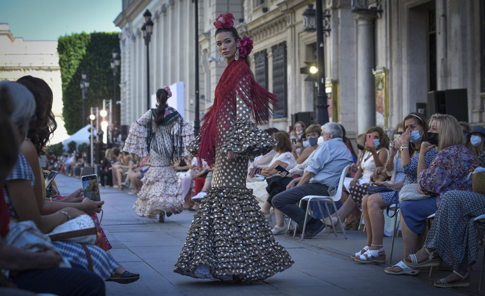 El desfile de moda flamenca de la Avenida de la Constitución, en imágenes