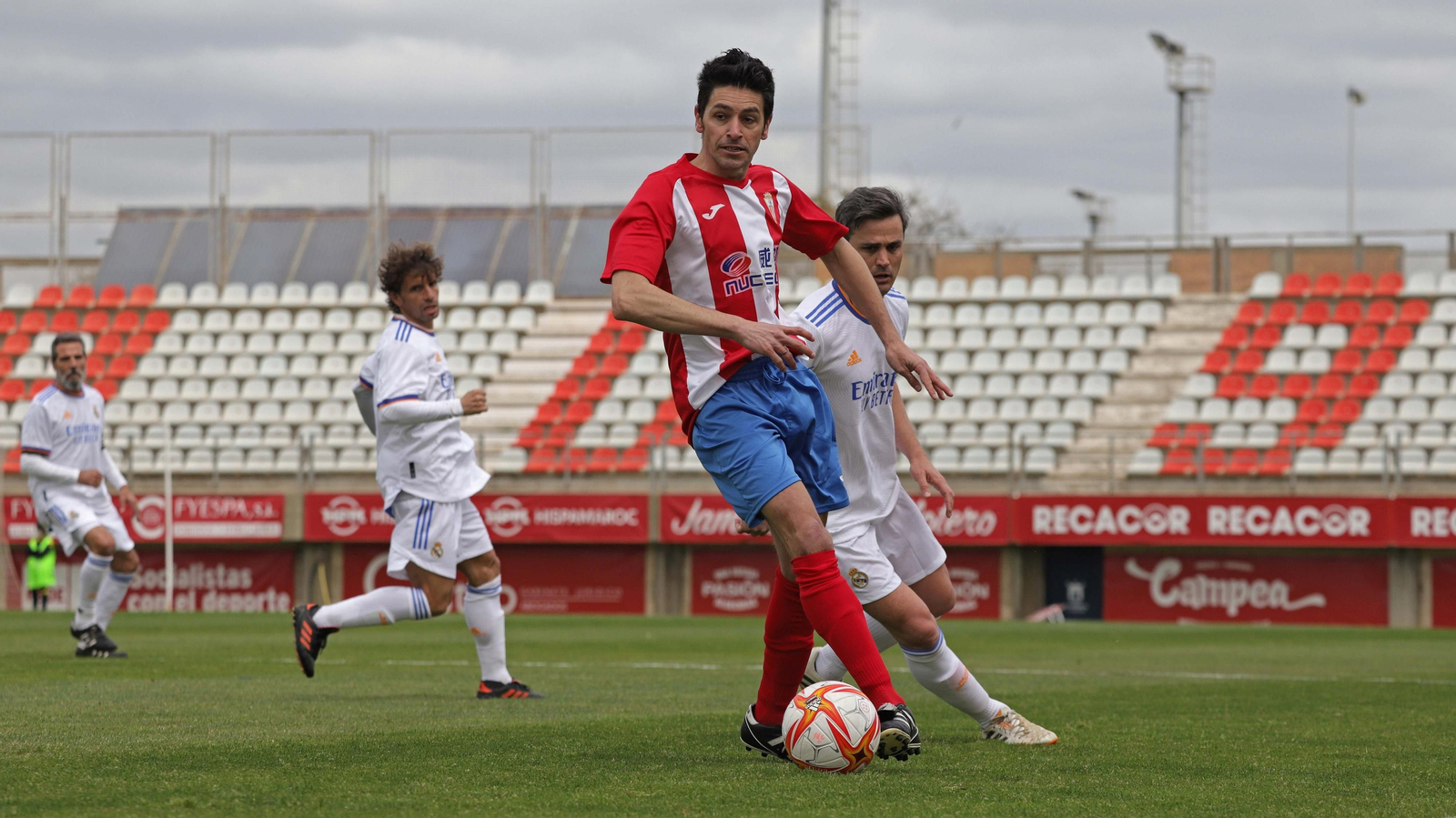 La mejores fotos del Algeciras - Real Madrid veteranos