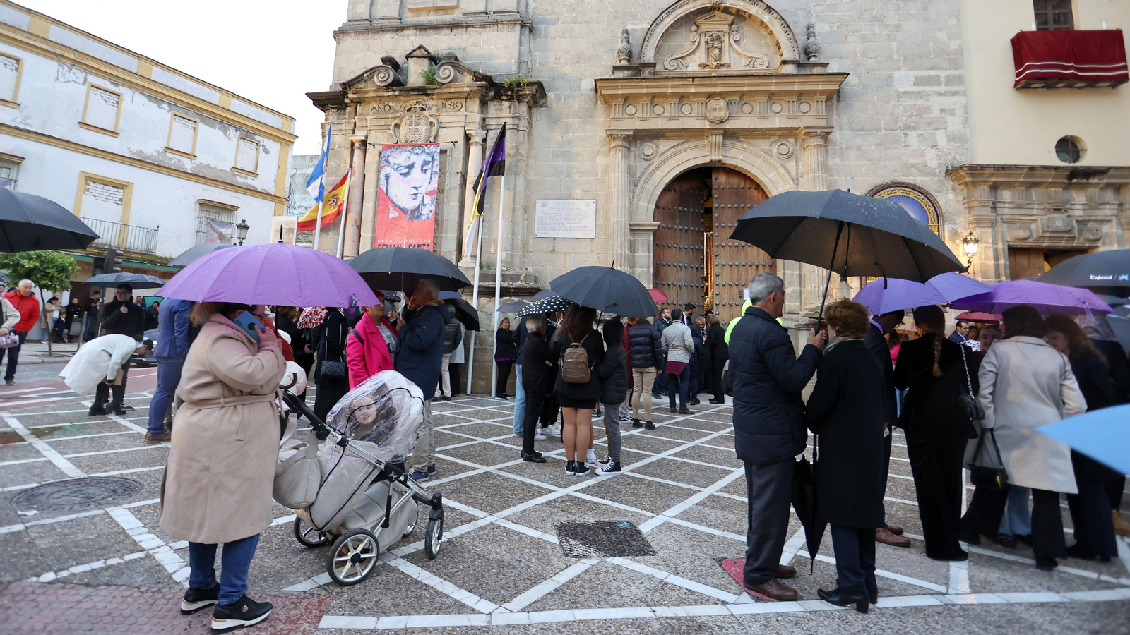 La lluvia apareció en la tarde del Viernes Santo