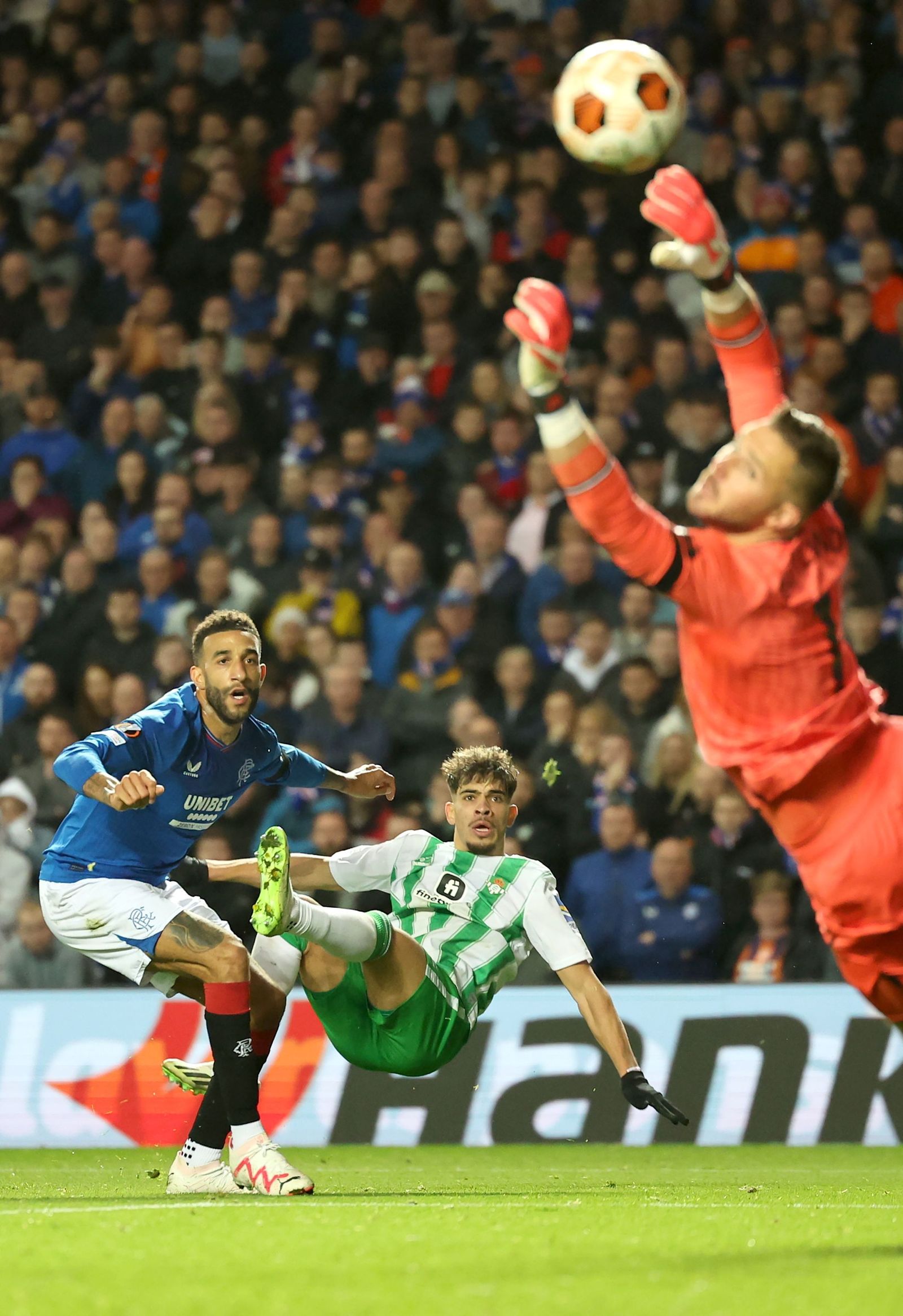 Abde dispara yobserva la parada de Butland.